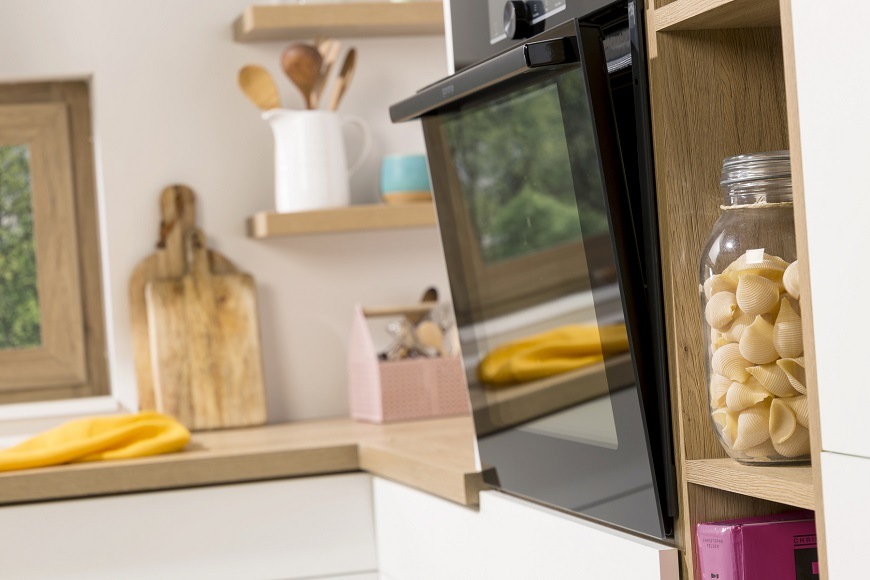 Vestavná trouba Gorenje BSAX6737E08BG, tlumené zavírání a otvírání dveří