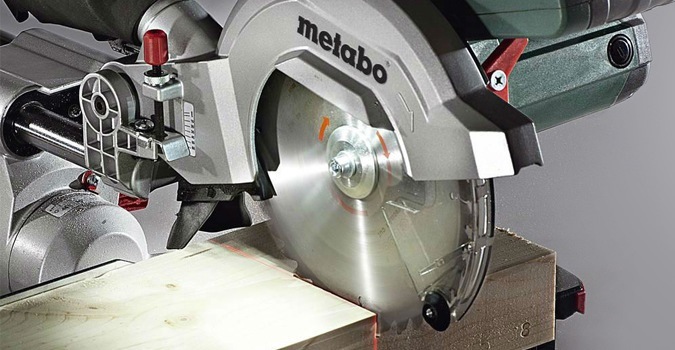 Pila pokosová Metabo KGS 216 M s pojezdem