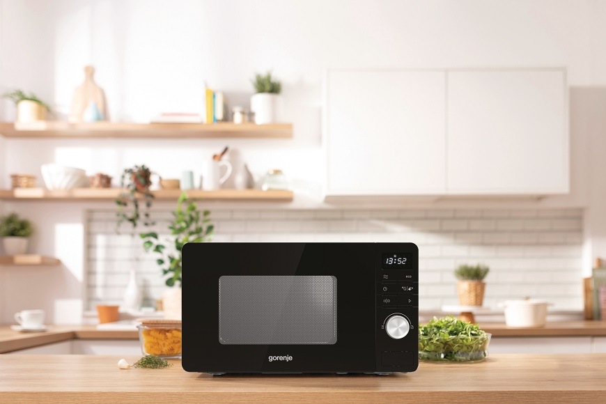Mikrovlnná trouba Gorenje MO20A3B, černá, v kuchyni