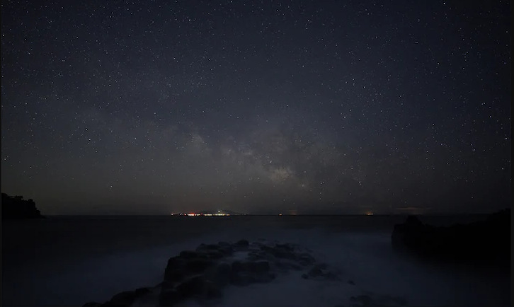 Hvězdářská fotografie zachycující Mléčnou dráhu nad mořem