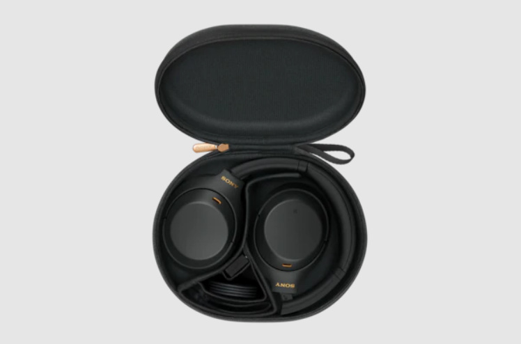 Sluchátka Sony WH-1000XM4, přenosné pouzdro s kabelem