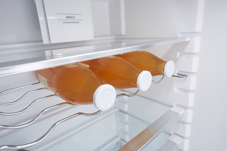 Vestavná chladnička s mrazákem dole Gorenje RKI4182A1, kovový držák lahví