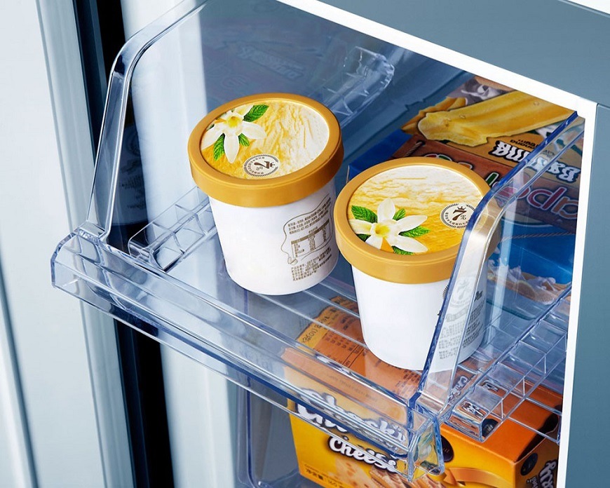 Americká chladnička s mrazničkou Hisense RS818N4TFC, Side by Side, Praktické zásuvky