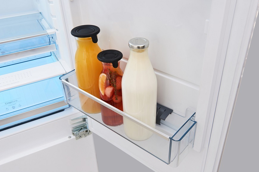 Vestavná chladnička s mrazákem dole Gorenje RKI4182A1, držák lahví ve dveřích
