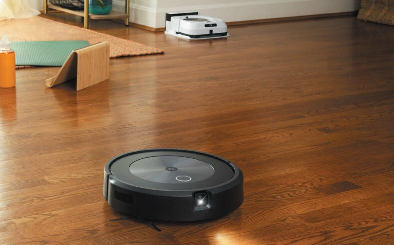 iRobot Roomba j7+, černá