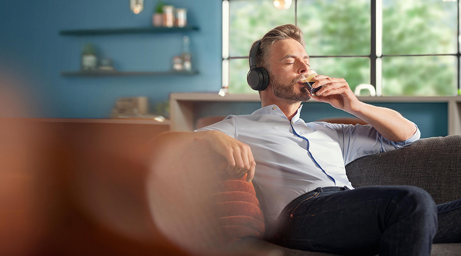 Philips Series 3300 LatteGo EP3347/90, černá/chrom