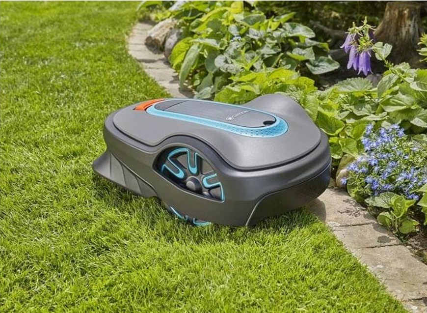 Robotická sekačka Gardena SILENO life při práci na zahradě.