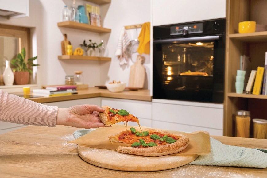 Vestavná trouba Gorenje BOS6737E13BG, černá, program Pizza