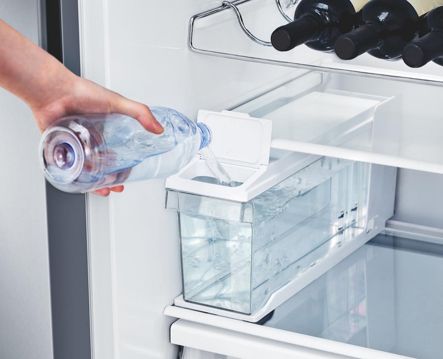 Americká chladnička s mrazničkou Hisense RS818N4TIC, šedá, Dávkovač a zásobník vody a ledu