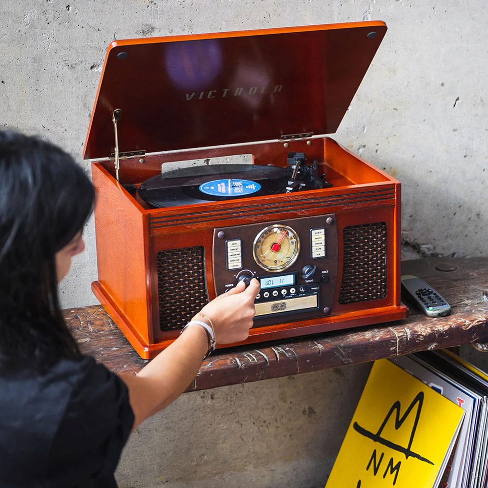 Victrola VTA-600B-MAH Navigator, hnědá