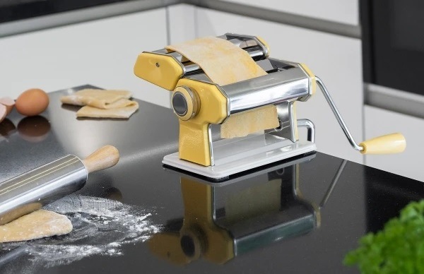 Strojek pro přípravu těstovin DELÍCIA, masivní kovová svorka