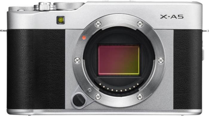 Fujifilm X-A5 + 15-45 mm, stříbrná