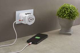 Cestovní adaptér SKROSS pro celý svět, USB/USB-C 45W bílá barva
