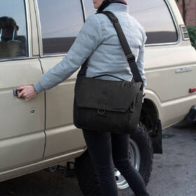 Brašna Peak Design Everyday Messenger 13L v2 černá barva

