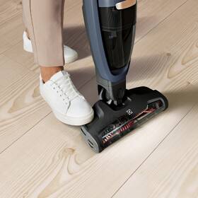 Tyčový vysavač Electrolux WQ61-46DB 
