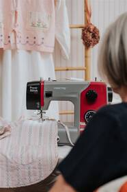 Šicí stroj Veritas Power Stitch PRO červená barva
