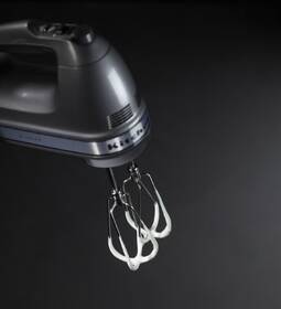 Ruční šlehač KitchenAid 5KHM9212ECU stříbrná barva
