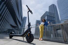 Elektrická koloběžka Segway E2 Plus E II antracitová barva
