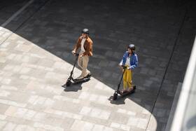 Elektrická koloběžka Segway E2 Plus E II antracitová barva

