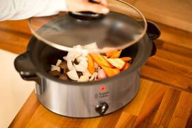 Pomalý hrnec s odnímatelným kastrolem RUSSELL HOBBS 22740-56 nerez

