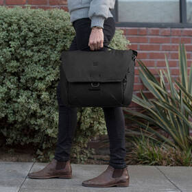 Brašna Peak Design Everyday Messenger 13L v2 černá barva
