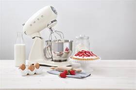 Kuchyňský robot Smeg SMF03CREU krémová barva
