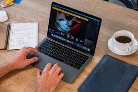 Pouzdro FIXED Oxford na Apple MacBook Pro 16" (2019 a novější) modrá barva
