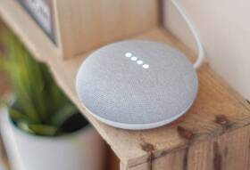 Hlasový asistent Google Home mini Chalk Repack bílá barva
