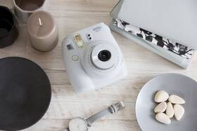 Instantní fotoaparát Fujifilm Instax mini 9 bílá barva

