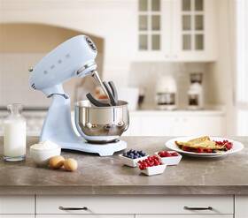 Kuchyňský robot Smeg SMF03PBEU modrá barva
