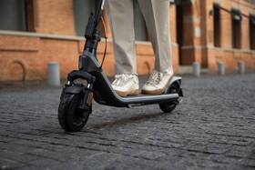 Elektrická koloběžka Segway E2 Plus E II antracitová barva
