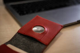 Peněženka FIXED Wallet pro AirTag z pravé hovězí kůže červená barva
