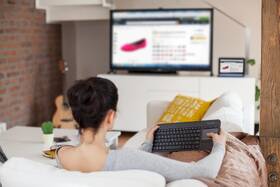 Klávesnice Logitech K400 Plus, CZ/SK černá barva
