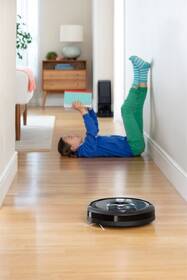 Robotický vysavač iRobot Roomba i7 
