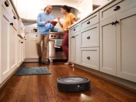 Robotický vysavač iRobot Roomba j7+ černá barva
