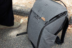 Batoh Peak Design Everyday Backpack 20L (v2) šedá barva

