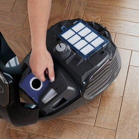 Podlahový vysavač Electrolux EPF63EB-S černá barva
