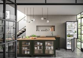 Chladnička s mrazničkou Liebherr CNbdd 5733 černá barva

