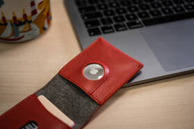 Peněženka FIXED Wallet pro AirTag z pravé hovězí kůže červená barva

