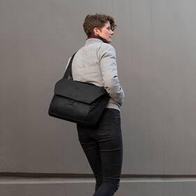 Brašna Peak Design Everyday Messenger 13L v2 černá barva
