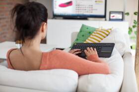 Klávesnice Logitech K400 Plus, CZ/SK černá barva

