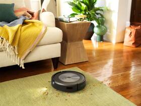 Robotický vysavač iRobot Roomba j7+ černá barva
