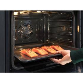 Trouba Electrolux EOB8S39WZ černá barva
