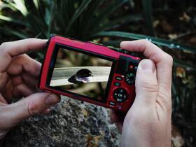 Digitální fotoaparát Olympus TG-6 červená barva
