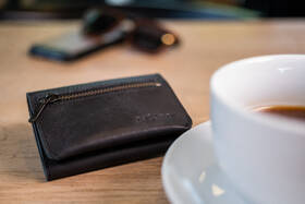 Peněženka FIXED Tripple Wallet pro AirTag z pravé hovězí kůže černá barva
