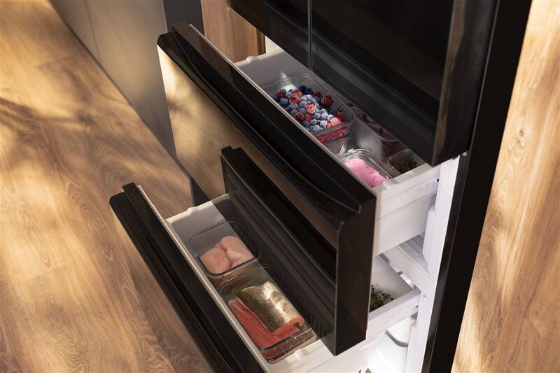 Chladnička s mrazničkou Amica FY3279.6GDFB černá barva
