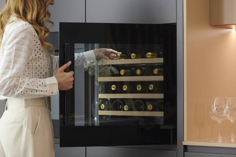 Vinotéka Amica WBA 4060 DB černá barva
