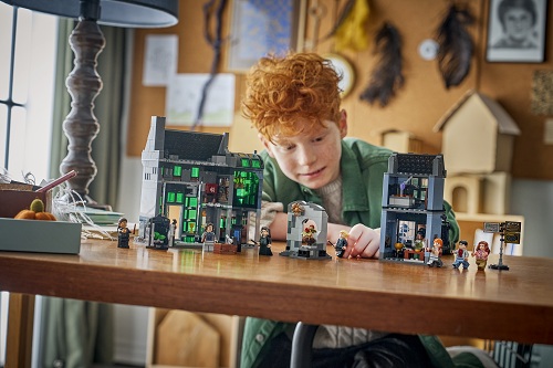 Kluk stavící LEGO® Harry Potter™