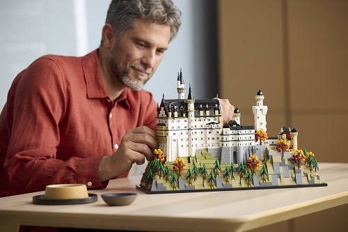Muž se stavebnicí LEGO® Architecture
