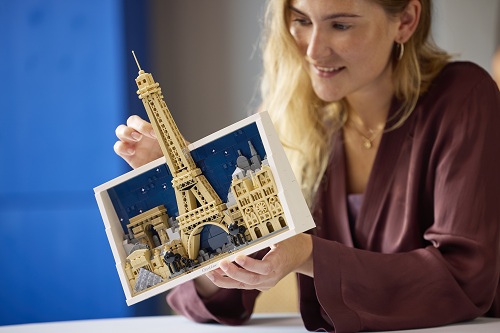 Žena držící repliku Eiffelovy Věže.